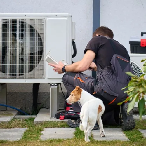 Technicien réalisant le contrôle d'une pompe à chaleur extérieure