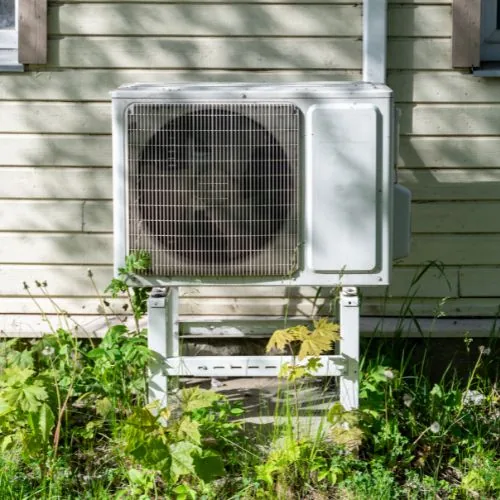 Pompes à chaleur air-eau installées sur les façades de maisons