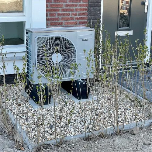 Pompe à chaleur installée devant une maison, financée grâce aux aides