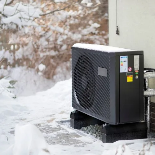 Pompe à chaleur en hiver sous la neige
